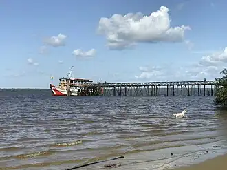 De aanlegplaats bij het strand Praia de Sirituba in Barcarena
