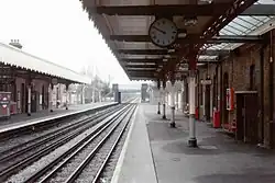 Een blik naar het noorden, met de oorspronkelijke perronkappen van de GER boven de perrons.