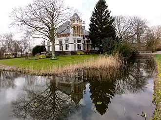 De monumentale villa van de voormalige burgemeester van Kantens