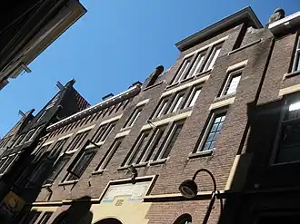 Het gebouw aan de Barndesteeg in Amsterdam