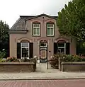 Villa met tuinmuur