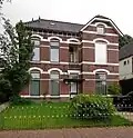Villa (v.w.b. het voorste gedeelte) tuinhek)