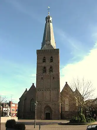 De Oude kerk van Barneveld met links het beeld van Jan van Schaffelaar