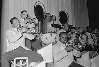Otto Hardwick (derde van rechts) met het orkest van Duke Ellington (foto: William Gottlieb)