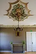 Barok stucwerk aan het plafond in een van de salons van de middenvleugel