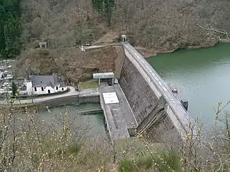 De stuwdam gezien vanaf de oost-zijde.