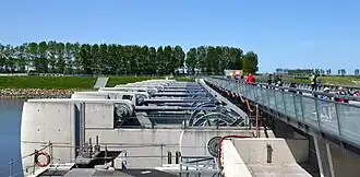 De dam met beweegbare schuiven