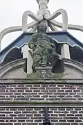 Beeld van vrouwe Justitia als kroon van de trapgevel.