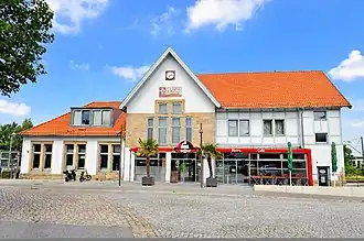 Voormalig stationsgebouw van Barsinghausen, nu een horecagelegenheid (2015)