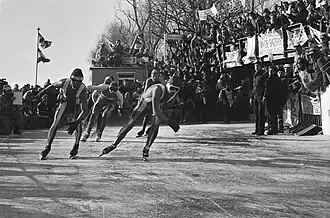 Schaatsers passeren de brug bij Bartlehiem (1986)
