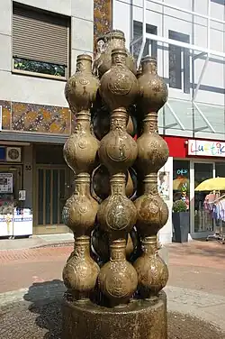 Fontein in de stad in de vorm van baardman-kruiken, door Olaf Höhnen