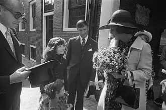 Baruch (links), van Agt en Beatrix (1975)