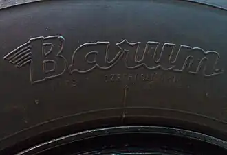 Barum-logo op een vrachtwagenband