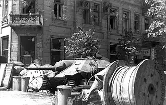 Door de Polen buitgemaakte JPz 38(t) op een barricade gedurende de Opstand van Warschau (1944)
