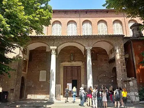Zijportiek aan de Piazza Pietro d'Illiria.