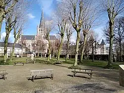 Basiliek en kasteel gezien vanuit Rosarium
