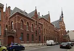 Klooster 'Chemin Neuf' te Berchem (Antwerpen) met de basiliek van het Heilig Hart op de achtergrond.