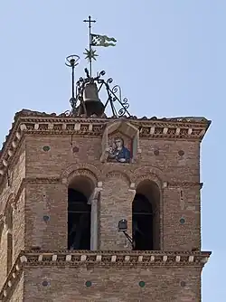 De klokkentoren met mozaïek van Maria met Kind