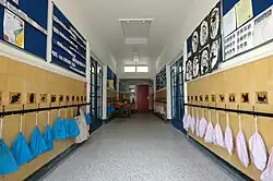 Gang van het kleutergebouw