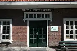 Ingang van het kleutergebouw