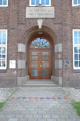 Ingang van het hoofdgebouw