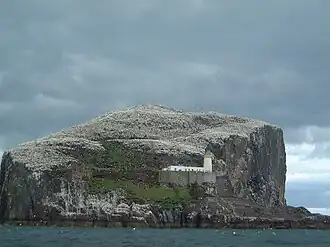 Bass Rock, het vogeleiland. De witte toren is de vuurtoren.