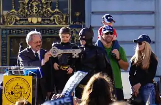 Burgemeester Ed Lee overhandigd de sleutel van de stad Gotham City aan Batkid