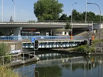 op de achtergrond de liggerbrug van de N16