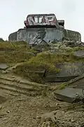 Duitse vuurleidingsbunker en een deel van de, omgevallen, bakstenen muur