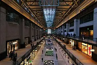 Het interieur van de centrale na de verbouwing tot winkelcentrum in 2022