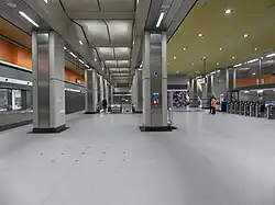 De verdeelhal met de lamellen van Alexandre da Cunha bovenaan de zijwanden