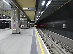 Het eilandperron gezien richting de stootblokken