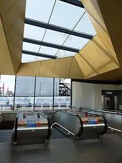 Roltrappen en lift in de stationshal