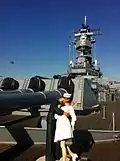 De USS Iowa met een zwaar bepantserde commandotoren.