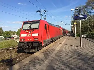 Een Baureihe 146 met de RE5 naar Koblenz op station Mehrhoog