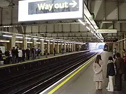 De perrons in 2003 onder het verlaagd plafond.