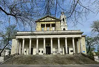 Voorzijde van de Heilig-Hartbasiliek in Warschau-Praga