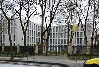 Officieel "valse" variant van de Vaticaanse vlag voor de Apostolische Nuntiatuur in Berlijn