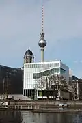 Het gebouw met de Fernsehturm op de achtergrond