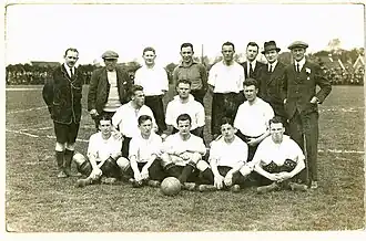 Het kampioenschapselftal van Be Quick in 1920. Herman Legger rechts op de middelste rij.