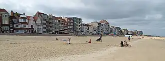 Zeedijk en strand