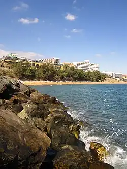 Zicht op het strand en de hotels