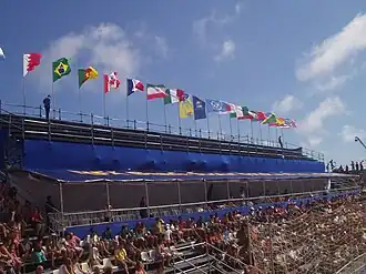 Het stadion met de vlaggen van de deelnemende landen