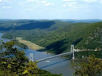 De brug gezien vanaf de Bear Mountain