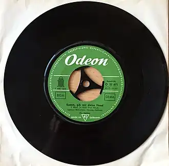 Komm, gib mir deine Hand / Sie liebt dich