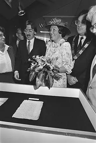 Otterspeer toont koningin Beatrix een brief van Willem van Oranje (Leiden, 1984)