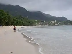 Het strand van Beau Vallon.