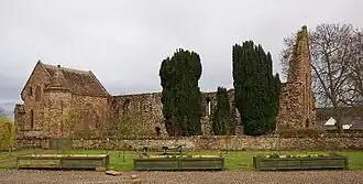 Beauly Priory vanaf het noorden. Aan de linkerzijde de noordelijke kapel die later tot mausoleum is omgebouwd.