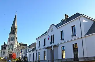 De kerk van Beaupréau en het gemeentehuis van Beaupréau-en-Mauges