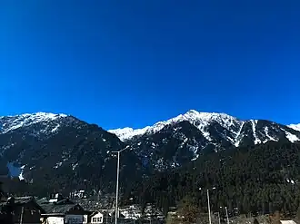 Bergtoppen in de Indiase stad pahalgam in de Kasjmirvallei in december 2020.